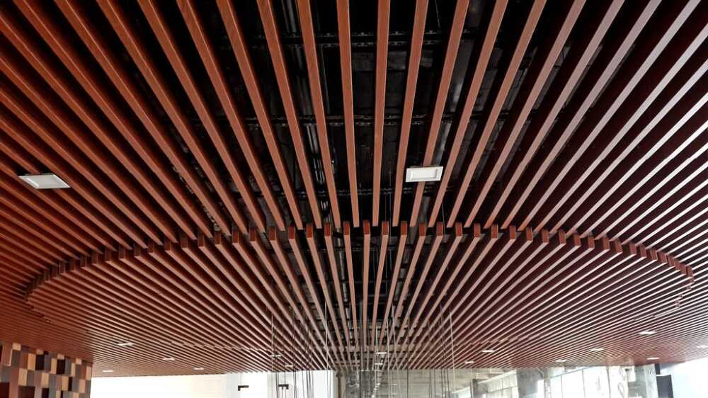 Nhôm giả gỗ – Giải pháp nội thất bền đẹp thay thế gỗ tự nhiên